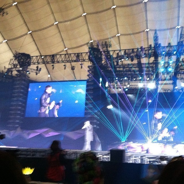 Very quick snapshot sorry as it’s blurred. It’s TOP right in front and Daesung on the screen. #soundchec