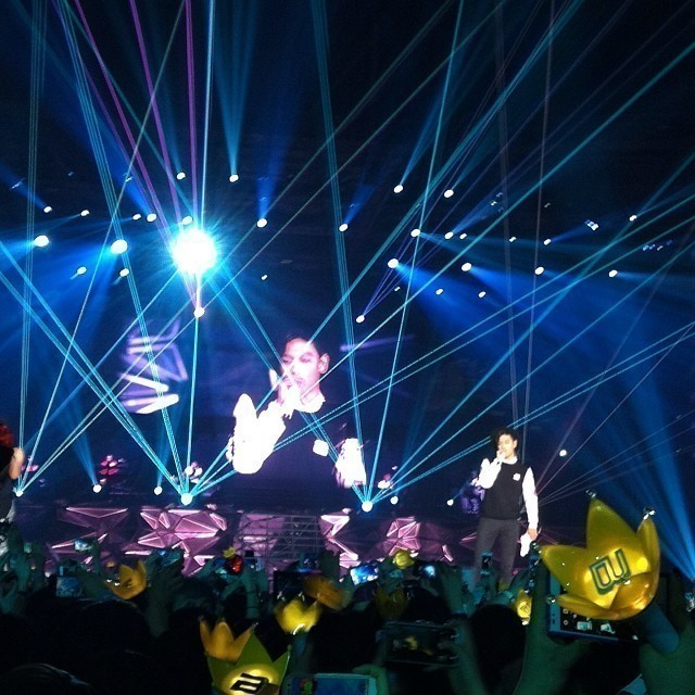 WIN Team B were in the audience tonight and Ri and YB threw them some merch ;) pic: TOP Bad Boy #bigbang 