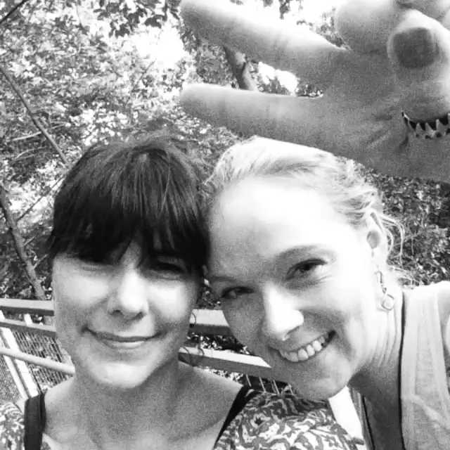 [Video] Two ladies having fun in Singapore via PHHHOTO app.