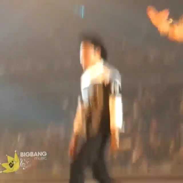 [Video] Front row Day 1 at YG Fam con in Singapore 20140913: Bom and Minzy from 2NE1. #ygfamcon
