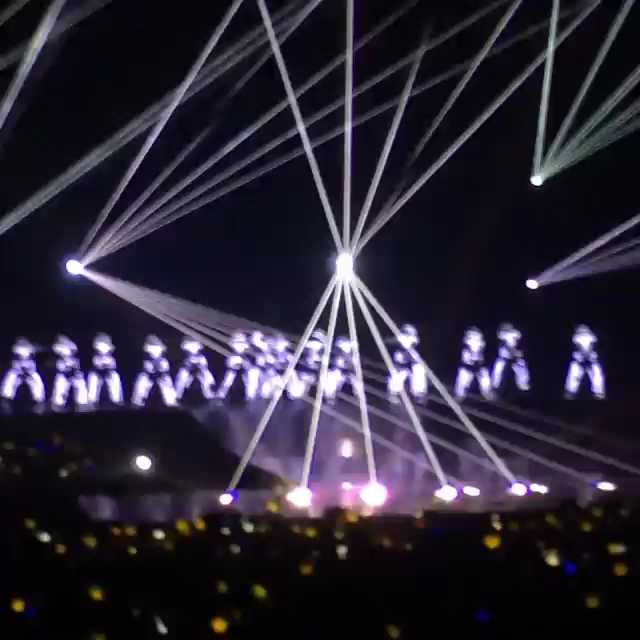[Video] This part of the show was really cool with the light effect on the dancers. PSY Gentleman. #singapore