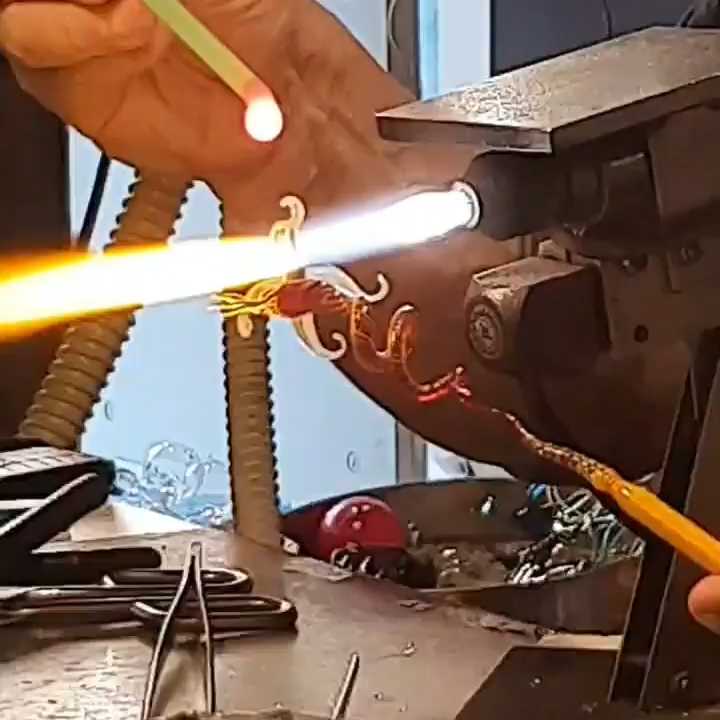[Video] Glass workshop with a local Venetian glass artist @massimiliano_caldarone_ Great fun. Grazie Massimiliano.