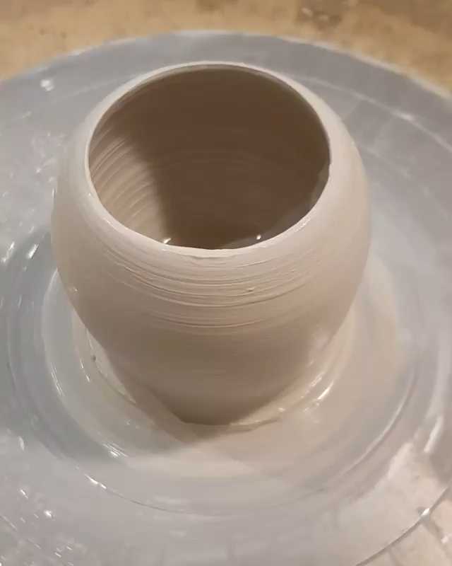 [Video] Today’s adventure: trying out #pottery… 2) my attempts : not quite straight yet. Die Teile eiern 😂 – n