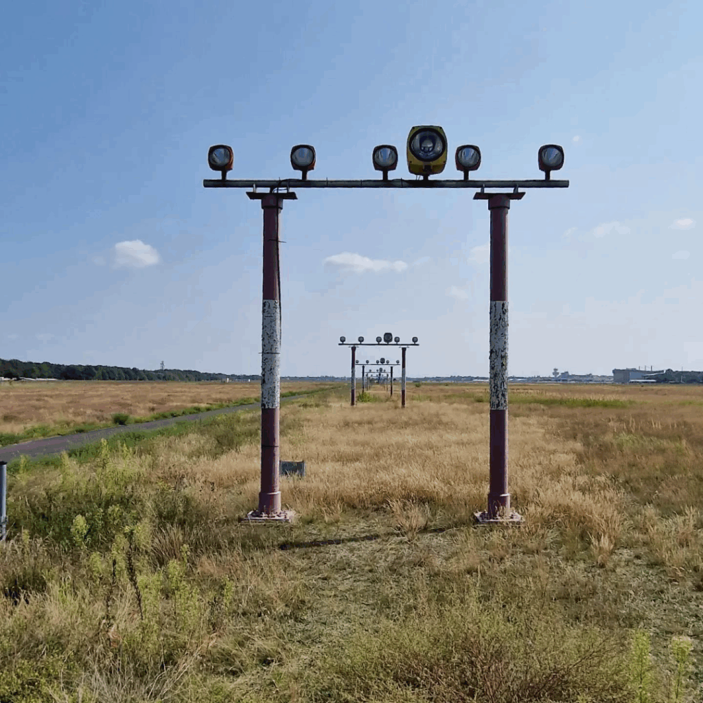 This airport lighting at the former TXL Tegel airport will be dismounted soon.

#Flughafenbefeuerung #TXL #history

#Berlin #Photography #BerlinPhotography #photooftheday #nature #city #travel #urbanlife #reinickendorf #NaturePhotography #UrbanPhotography #VisualOfTheDay
