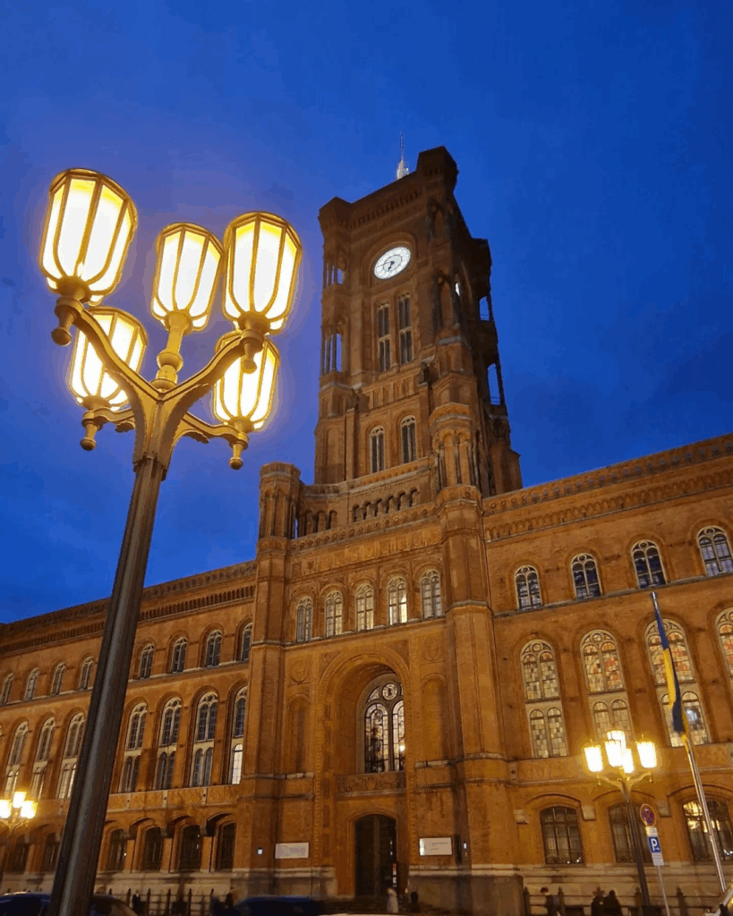 Rotes Rathaus in #Berlin #townhall

#Berlin #Germany #photography #BerlinPhotography #photooftheday #city #travel #urbanlife #NaturePhotography