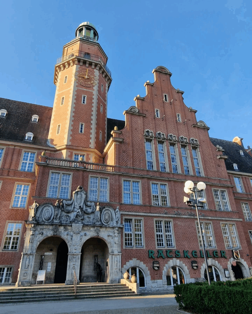Rathaus Reinickendorf | #townhall

It features a Chinese restaurant rather than the more traditional German #ratskeller

#Berlin #Germany #photography #BerlinPhotography #photooftheday #city #travel #urbanlife #reinickendorf #UrbanPhotography