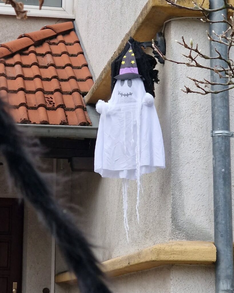 a few more #Halloween impressions from the neighbourhood 🦇 🎃

#photography #Berlin #boo