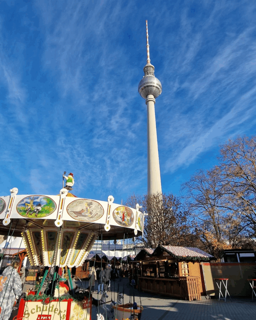Great ☀️ day in #Berlin today. if you can enjoy the outside 🎄

#Berlin #Germany #photography #BerlinPhotography #photooftheday #city #travel #urbanlife #UrbanPhotography