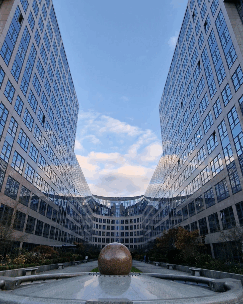 #architecture #Berlin #Spreebogen

#Berlin #Germany #photography #BerlinPhotography #photooftheday #city #travel #urbanlife #UrbanPhotography
2 w