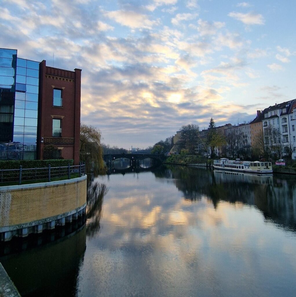 Die #Spree bei #moabit — river Spree nearby Moabit in #Berlin

#Berlin #Germany #photography #BerlinPhotography #photooftheday #nature #city #travel #urbanlife #NaturePhotography #UrbanPhotography