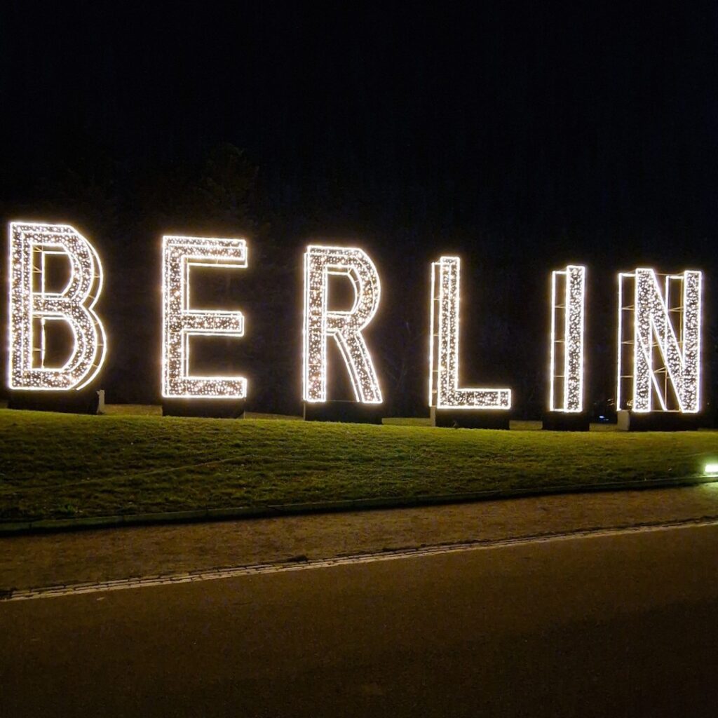 Last day of the year. Goodbye 2024 👋

#Berlin #Germany #photography #BerlinPhotography #photooftheday #city #travel #urbanlife #UrbanPhotography