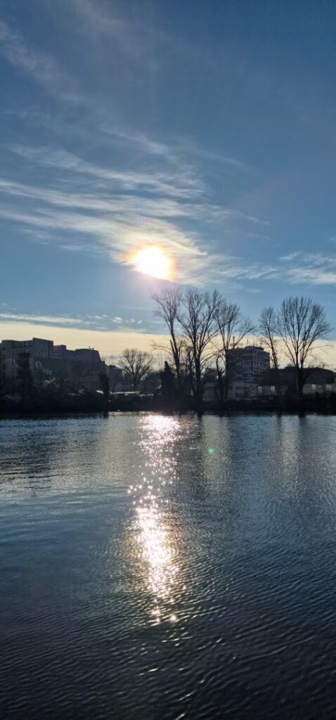 Finally a beautiful sunny day in #Berlin today.

#winter #Berlin #Germany #photography #BerlinPhotography #photooftheday #nature #city #travel #urbanlife #NaturePhotography #UrbanPhotography
