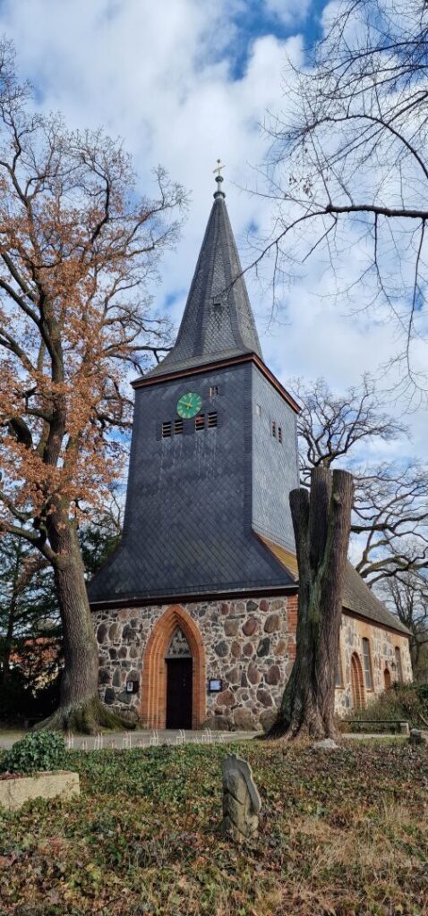 Wittenau Kirche – a church originally built around 1420. it’s surrounded by some tombs from 1870 and similar. nice place to visit.

#Berlin #Germany #photography #BerlinPhotography #photooftheday #nature #city #travel #urbanlife  #reinickendorf #NaturePhotography #UrbanPhotography