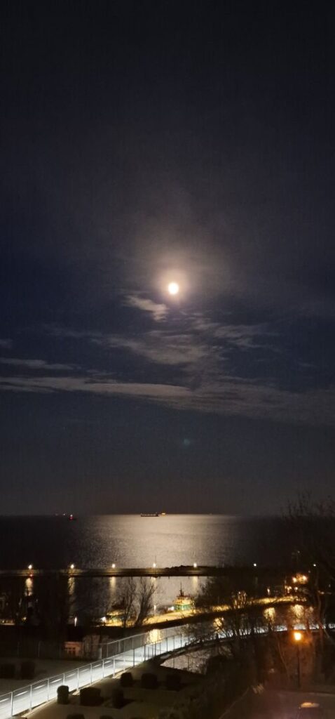 Last night’s moon as observed from my hotels window 🌔

#Rügen #Sassnitz #Germany #photography #BerlinPhotography #photooftheday #nature #city #travel #NaturePhotography #UrbanPhotography