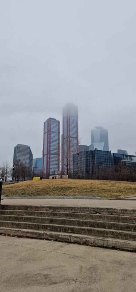 A foggy cloudy start into the day. #Seoul