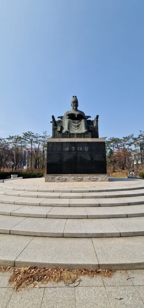 Selfie with King Sejong 😂 #Seoul