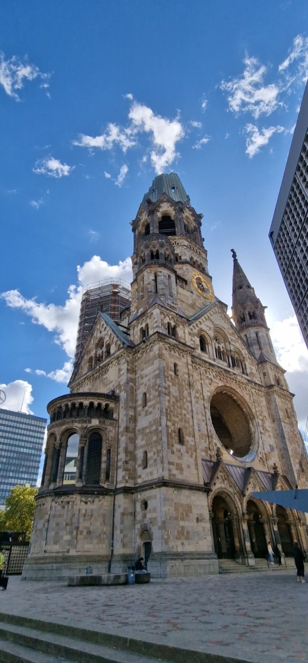 Kaiser Wilhelm Gedächtniskirche in #Berlin on a beautiful sunny (birth)day 🎂