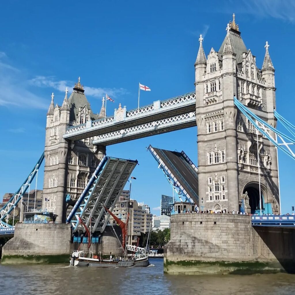 #London #TowerBridge first time I’ve been on it and lucky to see two sailing boats pass through where Tower Bridge had to be opened. 🙏 ⛵