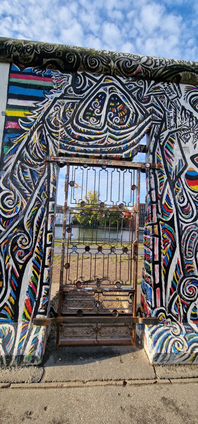 The gate is back 🙏🏻 – Berlin East Side Gallery of the former Berlin Wall