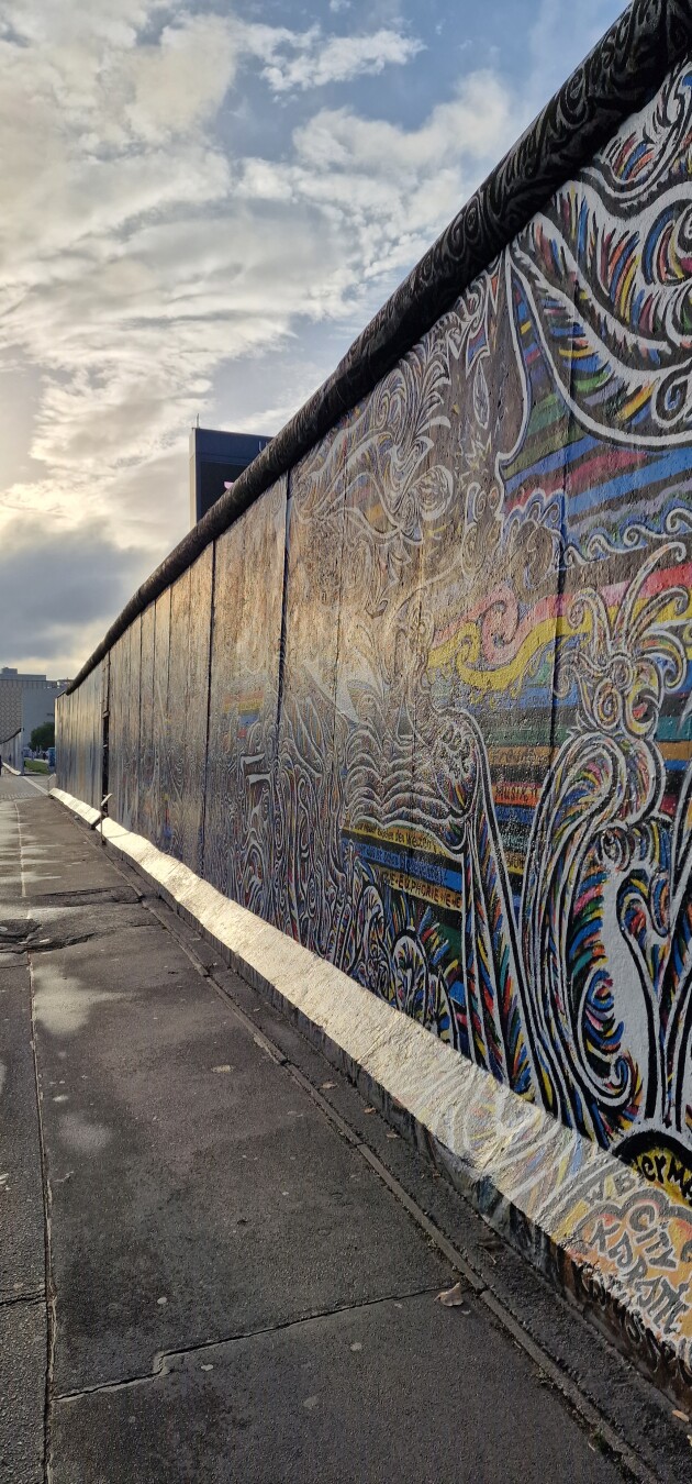 The gate is back 🙏🏻 - Berlin East Side Gallery of the former Berlin Wall