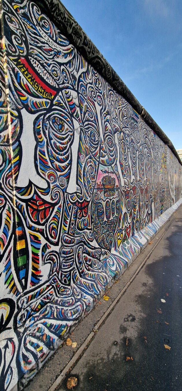 The gate is back 🙏🏻 - Berlin East Side Gallery of the former Berlin Wall